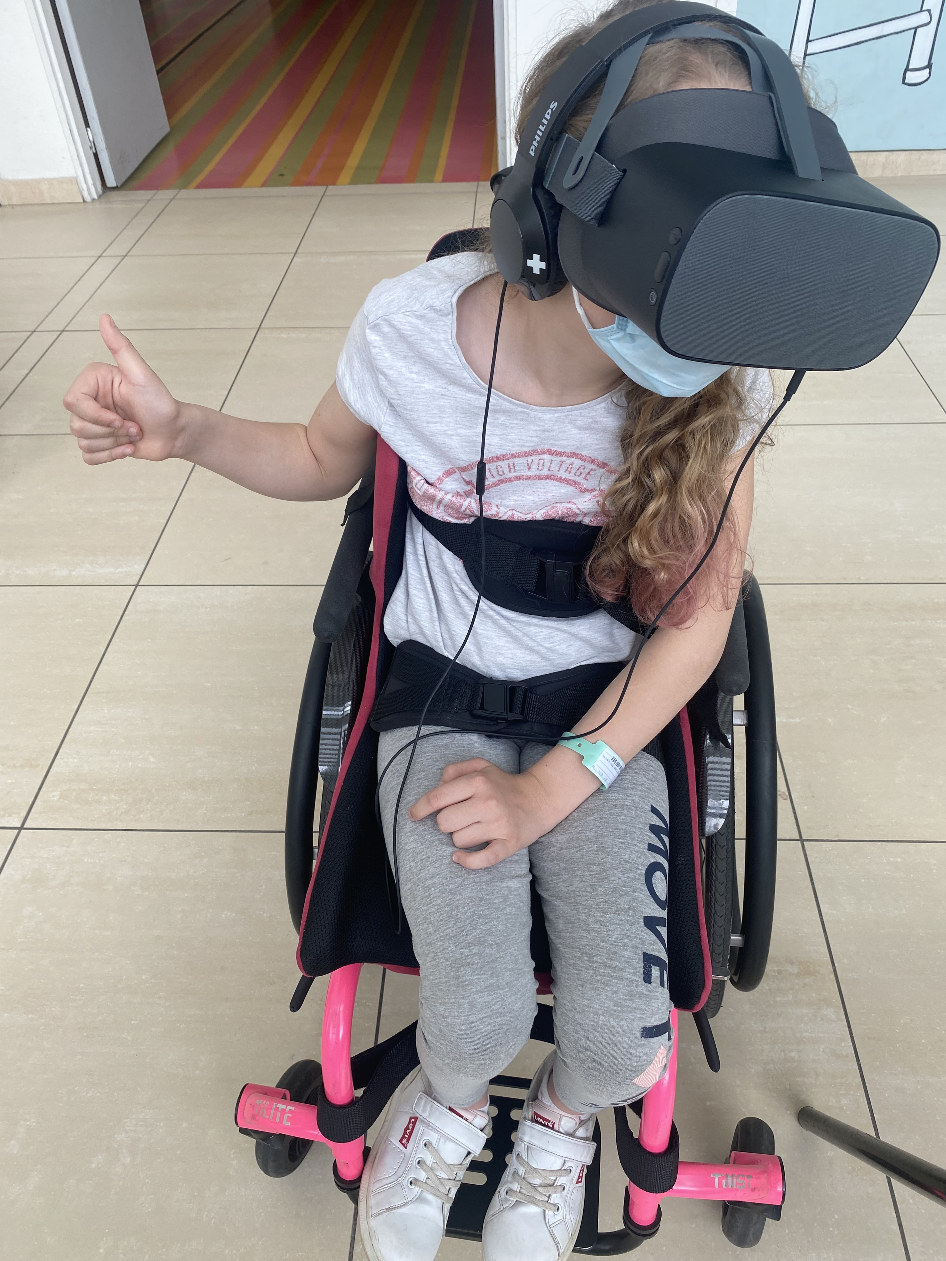 Une enfant découvre une expérience de réalité virtuelle à l’hôpital