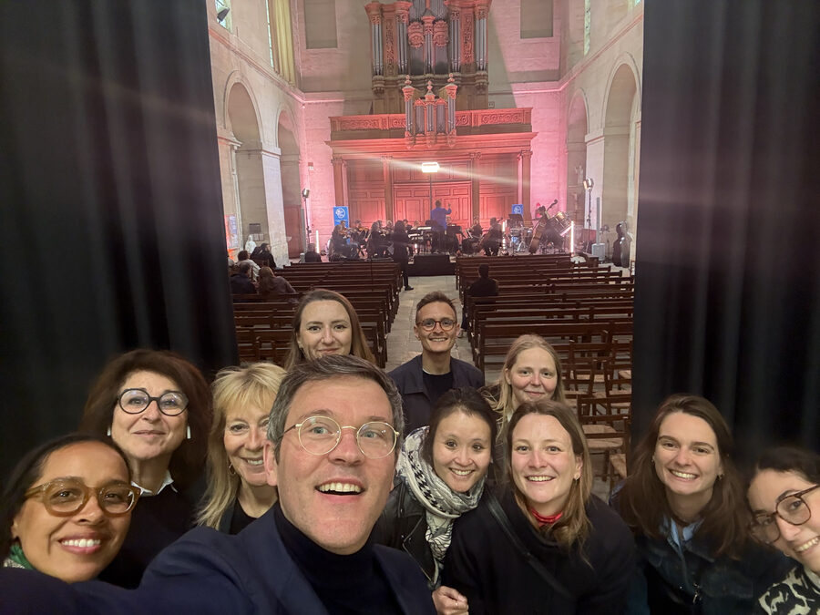 Bénévoles lors d'un concert HOP — Hôpital Trousseau, avec Aldebert