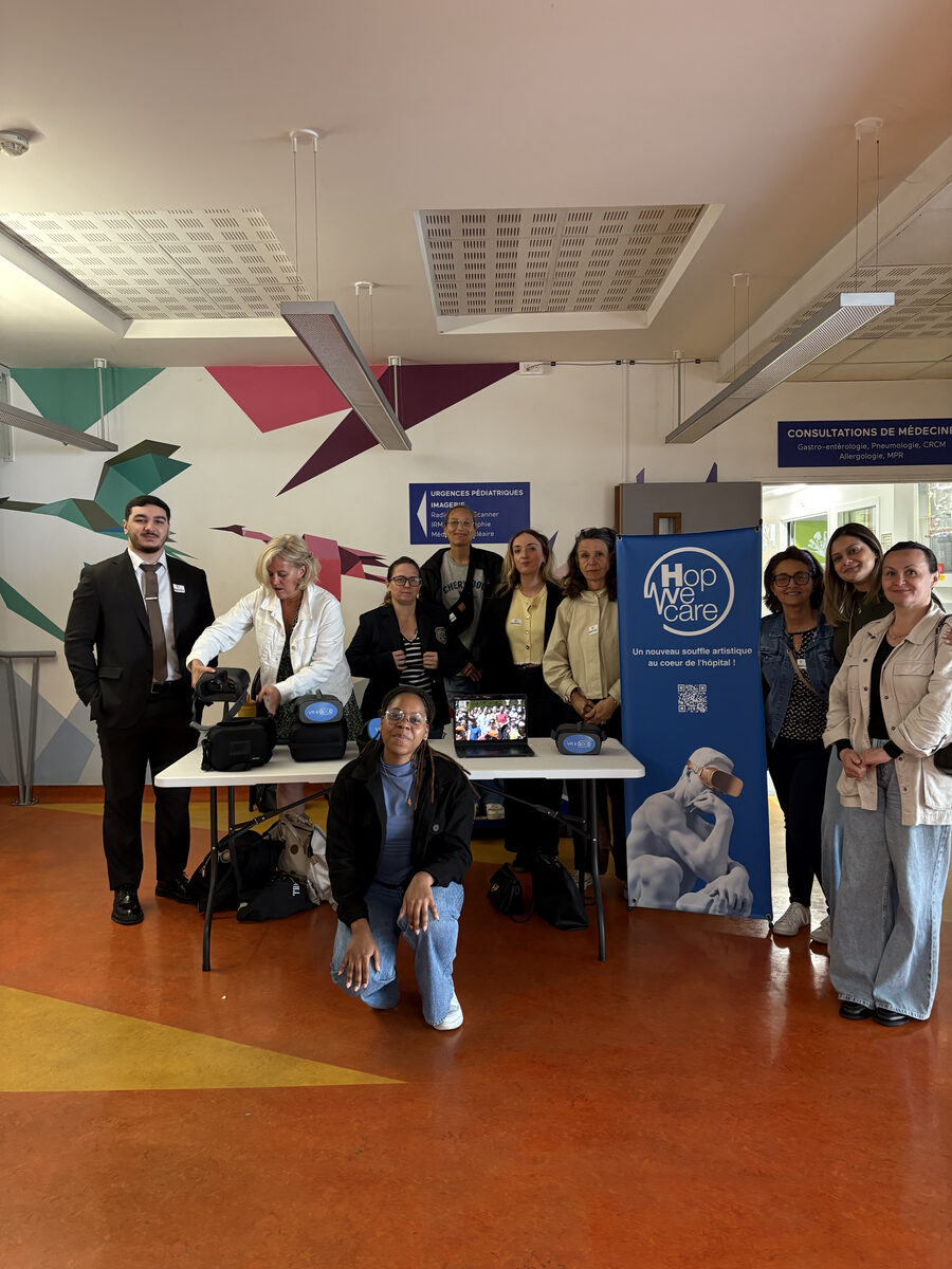 Bénévole accompagnant un patient lors d'une expérience HOP L'Immersion