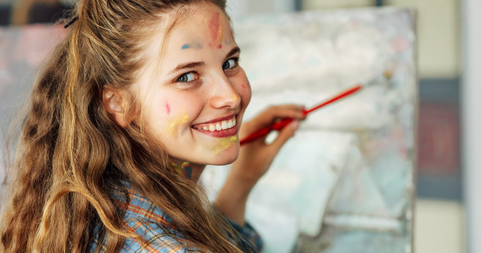 Jeune fille peignant une fresque