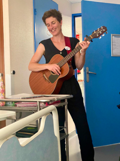 Musicienne intervenant dans une chambre d’hôpital